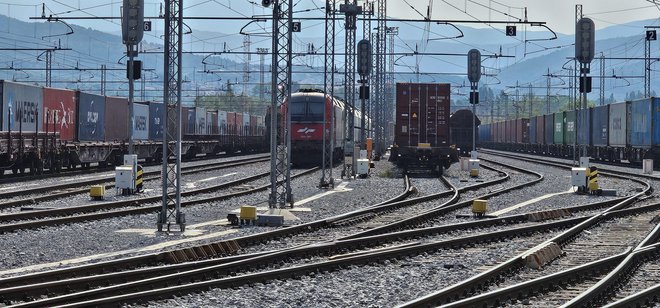 Tovorna železniška postaja v Kopru ima premalo tirov, da bi vlaki lahko izkoristili potencial novega tira, torej hitrejšo pot do pristanišča. FOTO: Boris Šuligoj