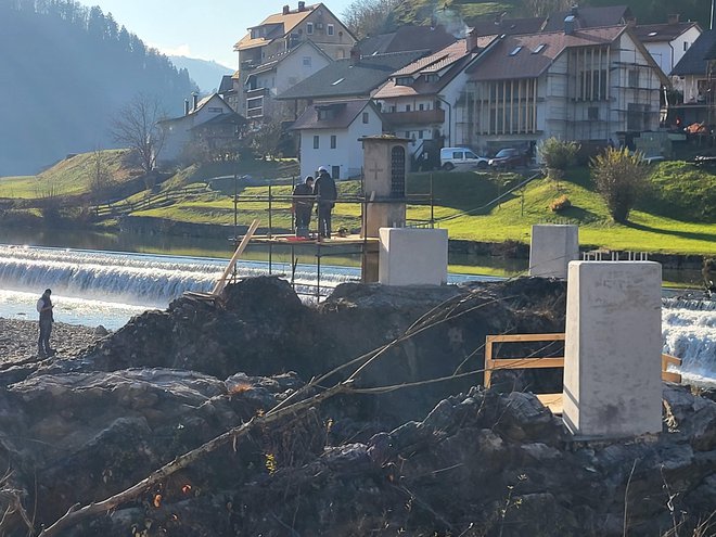 Trenutno zaključujejo betonska dela, sanacijo oziroma utrjevanje in dviganje betonskih temeljev, sledilo bo asfaltiranje klančin za dostop, spomladi pa bo na vrsti še postavitev nove lesene brvi s kovinsko podkonstrukcijo. FOTO: V. U.