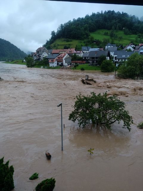 Ujma je odnesla vse razen znamenja, posvečenega sv. Janezu Nepomuku. FOTO: Nejc Svoljšak