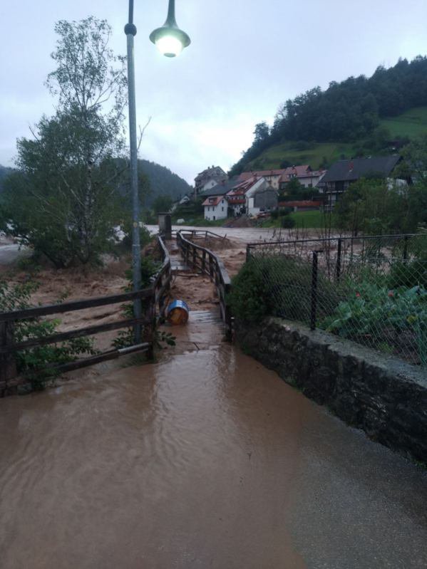 Zadnji trenutki stare Hudičeve brvi v Škofji Loki, preden jo je odnesla podivjana Poljanska Sora. FOTO: Nejc Svoljšak