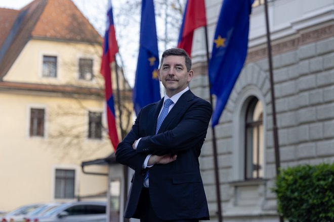 Aleš Musar: Midva z Natašo imava že dolga leta ustaljen red, ker jaz že pri njeni prejšnji zaposlitvi nisem imel nobene pravice vedeti za njene odvetniške primere, ker pač veljata odvetniška etika in odvetniško zaupanje. FOTO: Črt Piksi