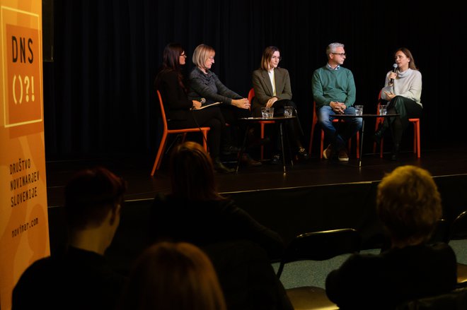 Voditeljica četrtkove okrogle mize o pomenu lokalnih medijev Anja Deučman (skrajno levo), Tatjana Cvirn, Samanta Gomboc, Simon Šubic in Suzana Žilič Fišer. FOTO: Voranc Vogel/Delo