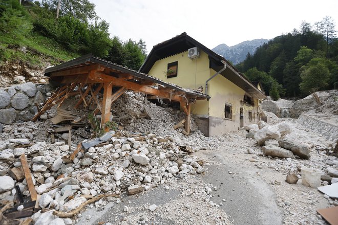 Morda je lokalna informacija danes res podcenjena, a kako nujni so mali mediji, se je jasno pokazalo ob lanskih avgustovskih poplavah. FOTO: Leon Vidic/Delo