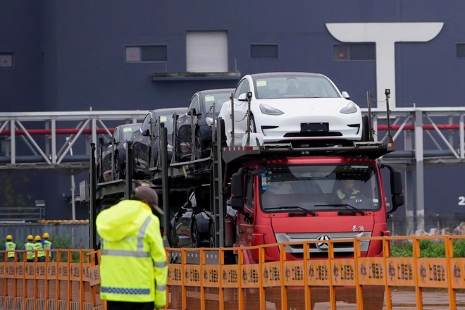 Tesla izdeluje svoje avtomobile tudi v tovarni na Kitajskem.

FOTO: Aly Song Reuters