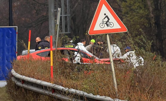 Med vožnjo so ga pokosili streli iz, vse tako kaže, avtomatskega orožja. FOTO: Dejan Javornik