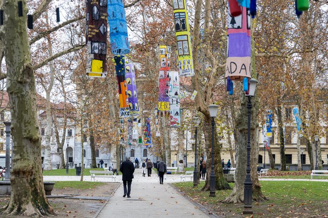 Na cene živil v vrečkah, račune za elektriko ter celo stroške za gradbene obrtnike, frizerje in gostince ter po drugi strani na višino prejemkov, ki mesečno olepšajo bančni račun, vpliva nešteto dejavnikov. FOTO: Voranc Vogel/Delo