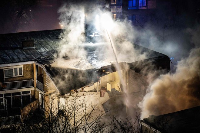 Močan sunek eksplozije, ki mu je sledil obsežen požar, je povzročil sesedanje več stanovanj. FOTO: Josh Walet Afp