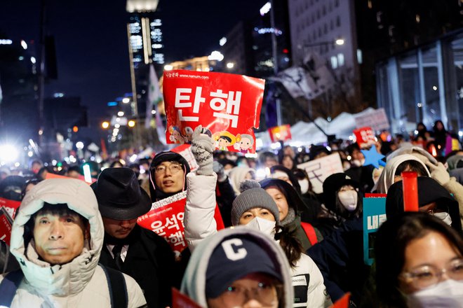 Protestniki so zavzeli ulice Seula z zahtevo za odstavitev predsednika Južne Koreje Yoona Suk-yeola, ki je razglasil vojno stanje. FOTO: Kim Soo-hyeon/Reuters