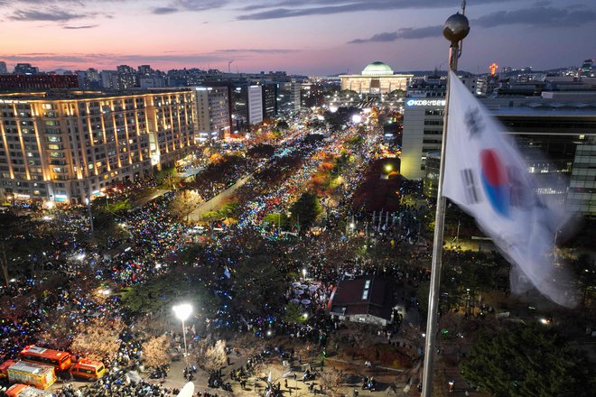 V Seulu je po podatkih policije protestiralo 150.000 ljudi, po podatkih organizatorjev pa kar milijon. FOTO: AFP