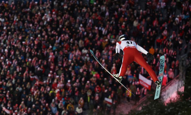 Daniel Tschofenig je preletel tudi množico poljskih gledalcev. FOTO: Kacper Pempel/Reuters