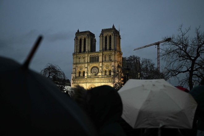 Tudi množico drugih zanima odprtje prenovljene Notre Dame, ki je, kot trdijo, lepša kot kdaj koli. FOTO: Gregoire Campione/AFP