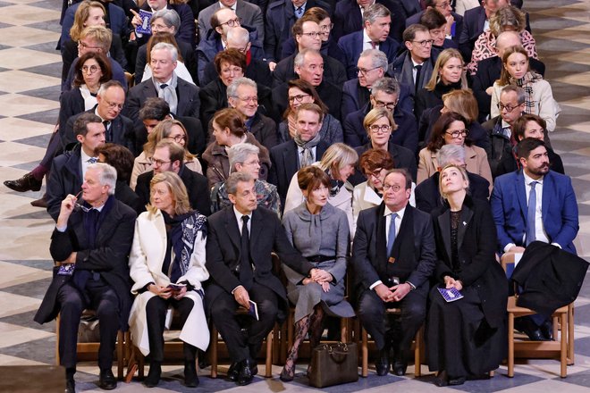 Nekdanji francoski predseniki in njihove žene so v prvih vrstah. FOTO: Ludovic Marin/Reuters