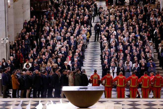 Gostje ploskajo gasilcem, reševalcem in gradbenikom, ki so sodelovali pri obnovi. FOTO: Ludovic Marin/Afp