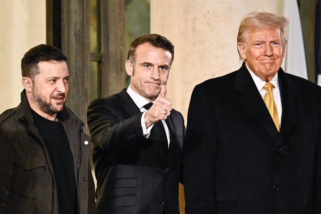 Emmanuel Macron je bil vesel Donalda Trumpa tudi zato, ker je Notre Dame v njegovem prejšnjem mandatu pogorela. Volodimir Zelenski je tudi sodeloval na krajšem pogovoru. FOTO: Julien De Rosa Afp