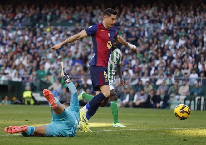 Poljak Robert Lewandowski je spet zadel za Barcelono, a so Katalonci zmago zapravili v sodnikovem dodatku drugega polčasa. FOTO: Marcelo Del Pozo/Reuters