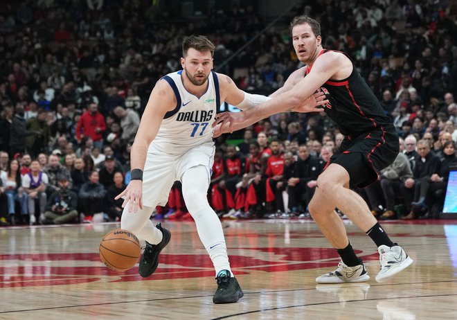 Luka Dončić (številka 77) je ujel odlično formo v majici Dallasa. FOTO: Nick Turchiaro/Reuters