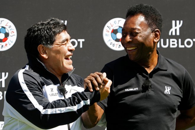 Tudi legendarna Diego Maradona in Pele bi morda zabeležila drugačna izkupička, če bi sistem VAR veljal v nogometu že pred nekaj desetletji. FOTO: Charles Platiau/Reuters