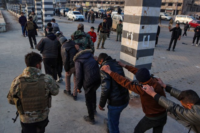 Zajeti pripadniki vlade v Homsu FOTO: Aaref Watad/AFP