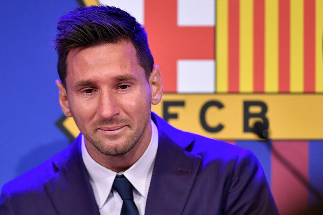 Lionel Messi se je 8. avgusta 2021 takole čustveno poslovil od Barcelone, po dobrih treh letih je spet nagovoril navijače kluba. FOTO: Pau Barrena/AFP