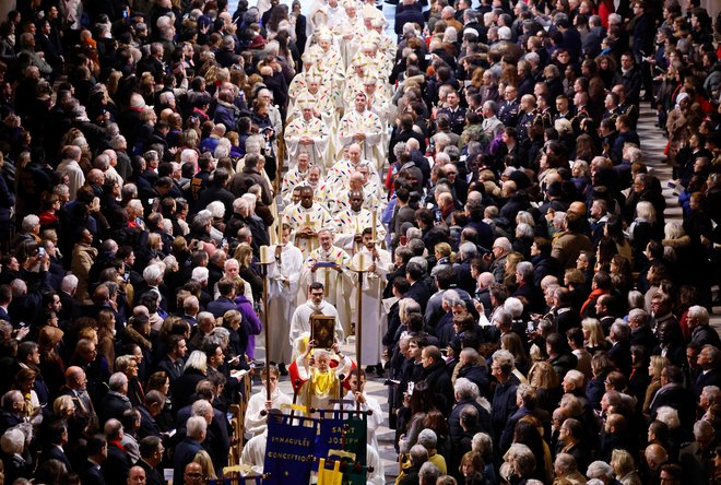 V prenovljeni katedrali je bila včeraj prva maša. Vodil jo je pariški nadškof Laurent Ulrich, udeležili so se je tudi škofje in pariški duhovniki. FOTO: Marin Ludovic/AFP