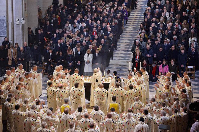 V prenovljeni katedrali je bila včeraj prva maša. Vodil jo je pariški nadškof Laurent Ulrich, udeležili so se je tudi škofje in pariški duhovniki. FOTO: Marin Ludovic/AFP