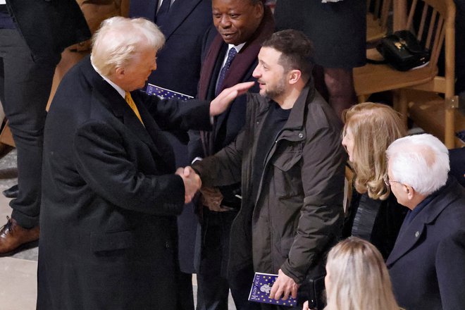 Slovesne otvoritve so se udeležili pomembni svetovni voditelji, med njimi tudi novoizvoljeni ameriški predsednik Donald Trump in ukrajinski predsednik Volodimir Zelenski. FOTO: Marin Ludovic/Reuters