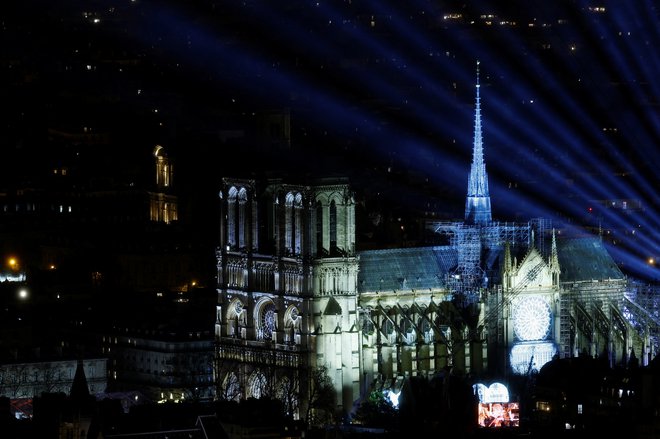 S ponovnim odprtjem znamenite cerkve Notre-Dame se je končalo poglavje obnove, ki je bilo polno izzivov in polemik. FOTO: Christian Hartmann/Reuters