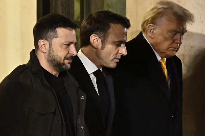 Francoski predsednik Emmanuel Macron (v sredini), ukrajinski predsednik Volodimir Zelenski in novoizvoljeni predsednik ZDA Donald Trump so ob robu odprtja prenovljene katedrale Notre-Dame iskali možnosti za končanje vojne v Ukrajini. Foto Julien De Rosa/AFP