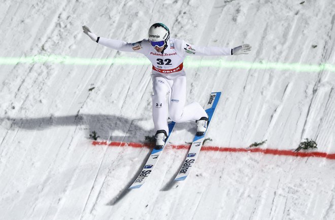 Timi Zajc je pristal na visokem 5. mestu, najvišjem doslej v sezoni za naše skakalce. FOTO: Kacper Pempel/Reuters