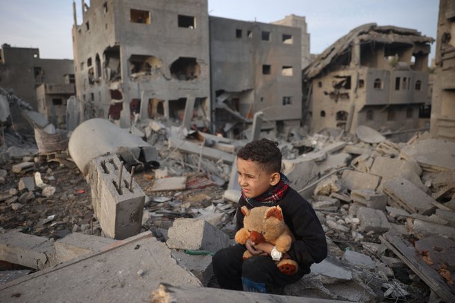 v izraelskih operacijah je bilo od začetka vojne, 7. oktobra lani, na območju Gaze ubitih najmanj 44.000 Palestincev, vključno z več kot 13.000 otroki. FOTO: Eyad Baba/AFP