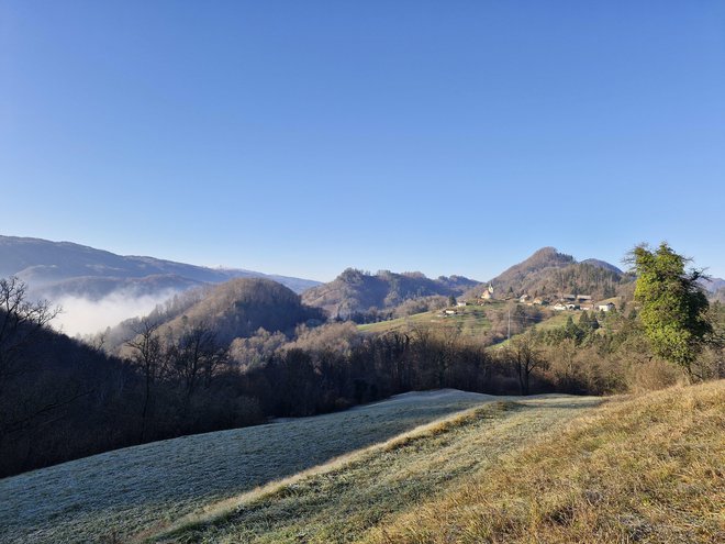 Na sončen zimski dan le dan po godu sv. Barbare, zavetnice rudarjev, se je v Laškem megla umikala soncu, ki je ogrevalo hladno ozračje. FOTO: Beti Burger