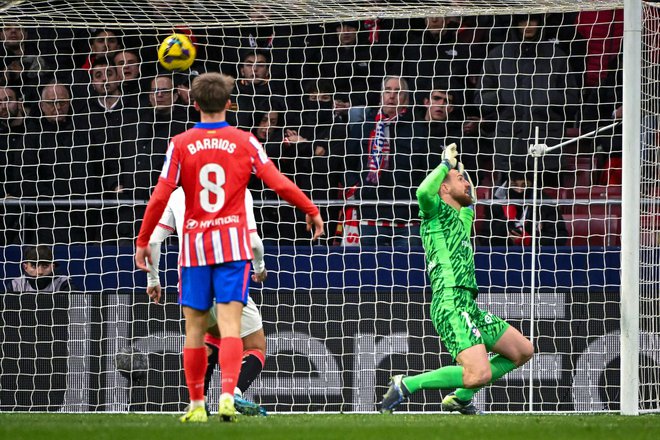 Oblak in Atletico kljub trem prejetim zadetkom proti Sevilli ostajajo ekipa z najmanj prejetimi zadetki v letošnjem španskem nogometnem prvenstvu. Prejeli so jih enajst (enako kot Real Sociedad). FOTO: Javier Soriano/AFP