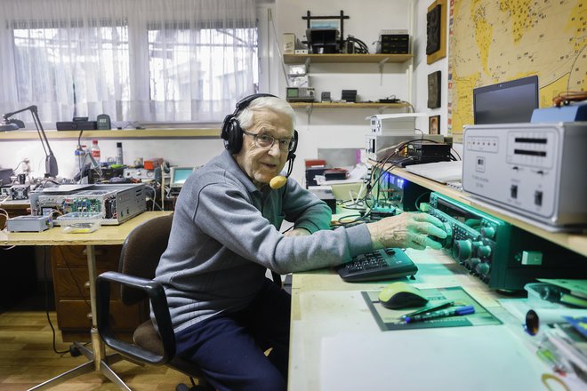 Franci Mermal je v radioamaterstvu S51RM. To je njegov klicni znak: S5 je oznaka za Slovenijo, tej vedno sledijo še ena številka in do tri črke. FOTO: Leon Vidic/Delo