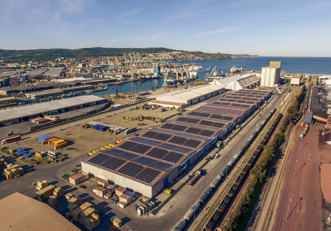 V Luki Koper letos ocenjujejo skupno proizvodnjo sončnih elektrarn na 2900 MWh. FOTO: Peter Kleva