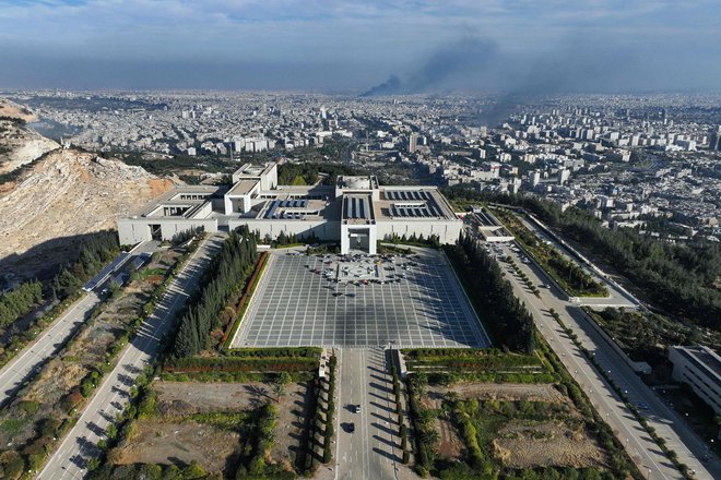 Sedež oblasti je bila palača na hribu nad Damaskom, ki jo je v drugi polovici 80. let 20. stoletja zgradil Bašarjev oče Hafez al Asad. FOTO: Omar Haj Kadur/AFP