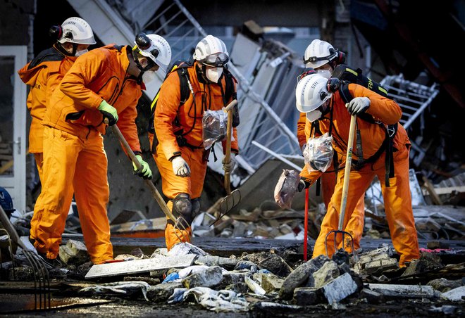 Preiskovalci sumijo celo možnost kriminalnega dejanja. FOTO: Koen Van Weel/AFP