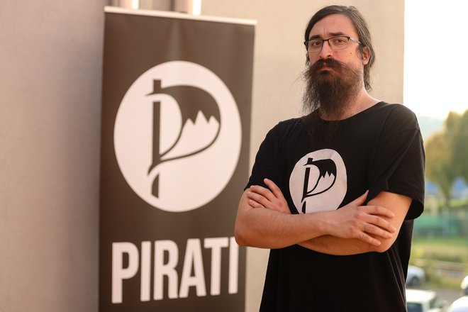 Pirate bo vodil nekdanji sekretar stranke Jasmin Feratović. FOTO: Črt Piksi/Delo