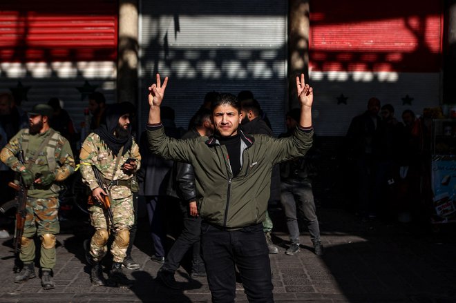 Prebivalci Damaska so se podali na ulice, kjer pojejo in plešejo. FOTO: Aaref Watad/AFP