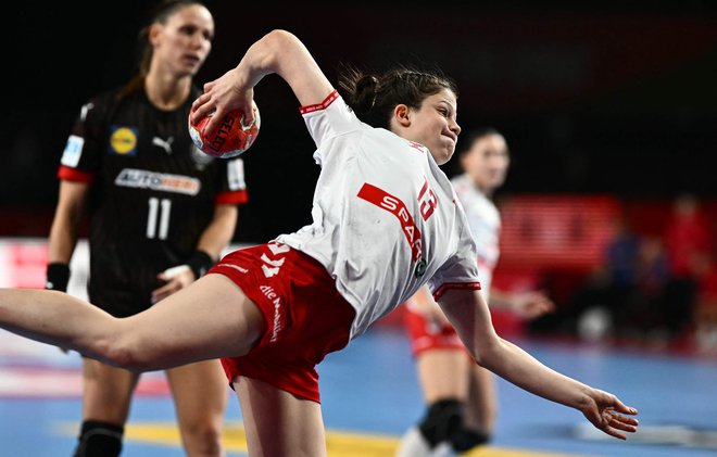 Švicarska krilna igralka Era Baumann strelja na gol med tekmo skupinskega kroga evropskega rokometnega prvenstva EHF za ženske med Švico in Nemčijo na Dunaju. Foto: Joe Klamar/Afp