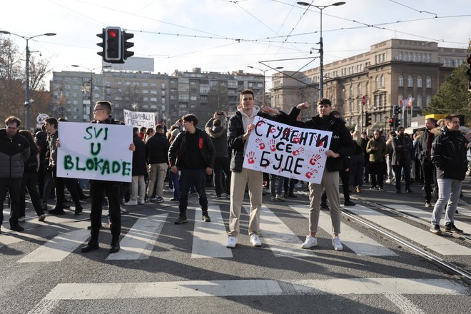 Študentje v Novem Sadu so se po tragični nesreči na železniški postaji zbudili in ni videti, da nameravajo kmalu prenehati s protesti proti oblasti, od katere terjajo odgovornost za nesrečo. Foto Djordje Kojadinovic Reuters