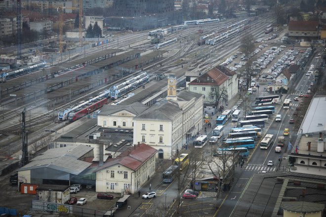 Ob posodabljanju železniške infrastrukture in gradnji nove osrednje železniške postaje v prestolnici bo vozni red vlakov prihodnje leto precej prilagojen. FOTO: Jože Suhadolnik/Delo