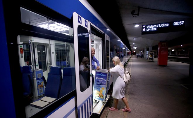 Slovenske železnice so, tudi zaradi zamud, izgubile nekaj čezmejnih povezav. Zdaj jih vzpostavljajo na novo. FOTO: Roman Šipić/Delo