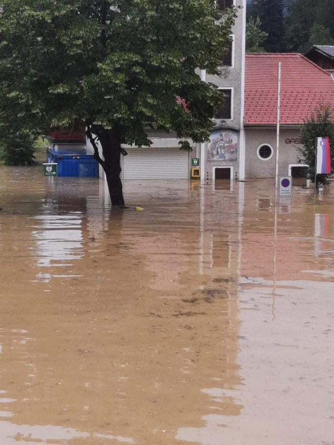 Gasilski dom Zagrad-Pečovnik je bil lani poplavljen, zato občina z ministrstvom za naravne vire in prostor pripravlja nov prostorski akt za preselitev. FOTO: PDG Zagrad-Pečovnik