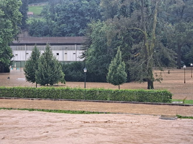 Ledena dvorana v mestnem parku je bila lani v celoti pod vodo, ogroža pa jo tudi plaz. FOTO: Špela Kuralt/Delo