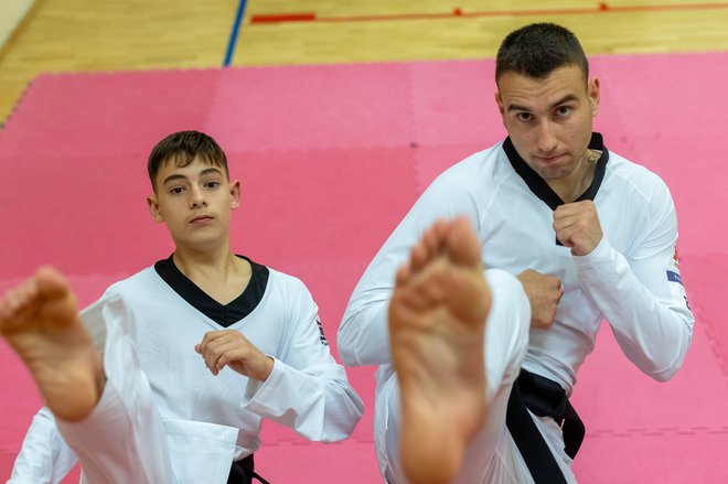 Obetavni Vid Milošević in olimpijec Patrik Divković med skupnim treningom tekvondoja. FOTO: Voranc Vogel