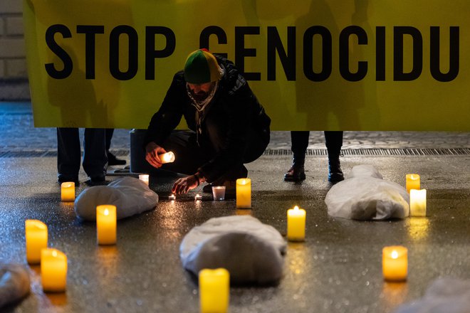 44 sveč za 44.000 žrtev izraelskega genocida v Gazi. FOTO: Črt Piksi