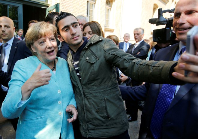 Angela Merkel je ob prihodu množice prosilcev za azil v Nemčijo na začetku begunske krize pripomogla k pozitivnemu vzdušju v Nemčiji. S sirskim beguncem Anasom Modamanijem je septembra 2015 v berlinskem Spandauu naredila znameniti selfi. FOTO: Fabrizio Bensch/Reuters