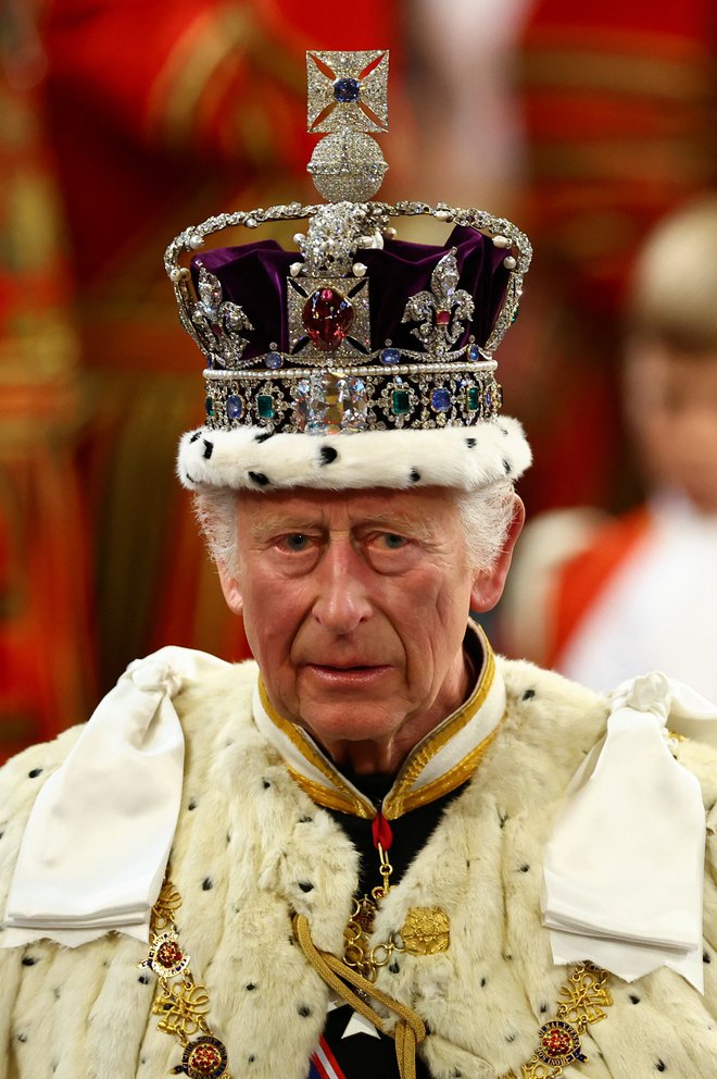 Kralj Karel III. nosi lažjo krono Imperial State Crown na odprtju parlamenta. FOTO: Hannah Mckay Reuters