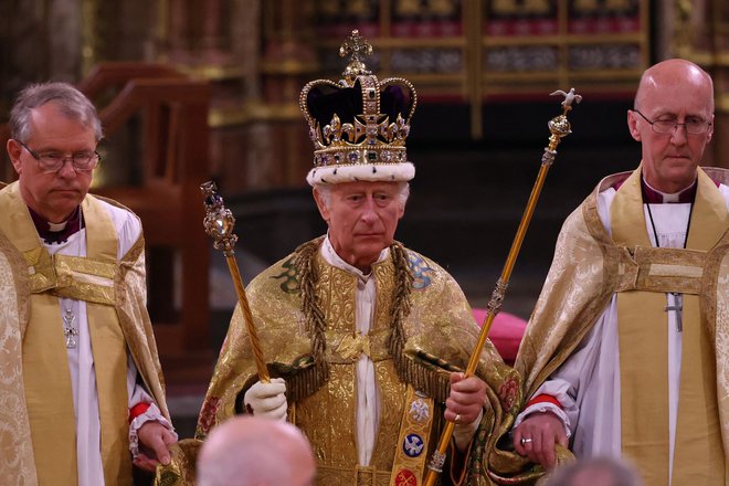 Kralj Karel III. s krono svetega Edvarda, ki jo monarh tradicionalno nosi ob kronanju. FOTO: Richard Pohle/Afp