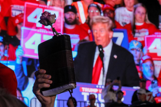 Trump med drugimi prodaja tudi lastno izdajo biblije, ki vključuje razne elemente ameriške ustave. FOTO: Brian Snyder/Reuters